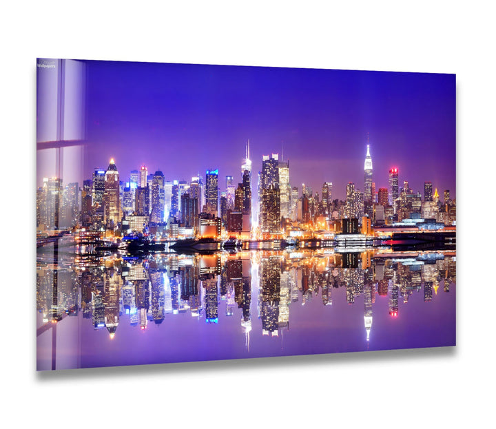 Glaswandkunst mit Skyline von New York City – Kultige Skyline von Manhattan mit atemberaubender Spiegelung am Wasser