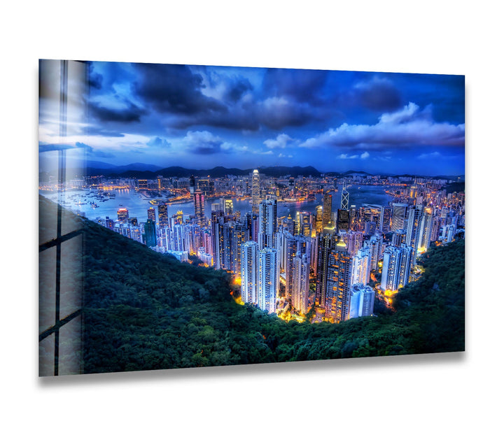 Glaswandkunst mit Skyline von Hongkong – Atemberaubender Blick auf die Lichter der Stadt und den Hafen in der Abenddämmerung