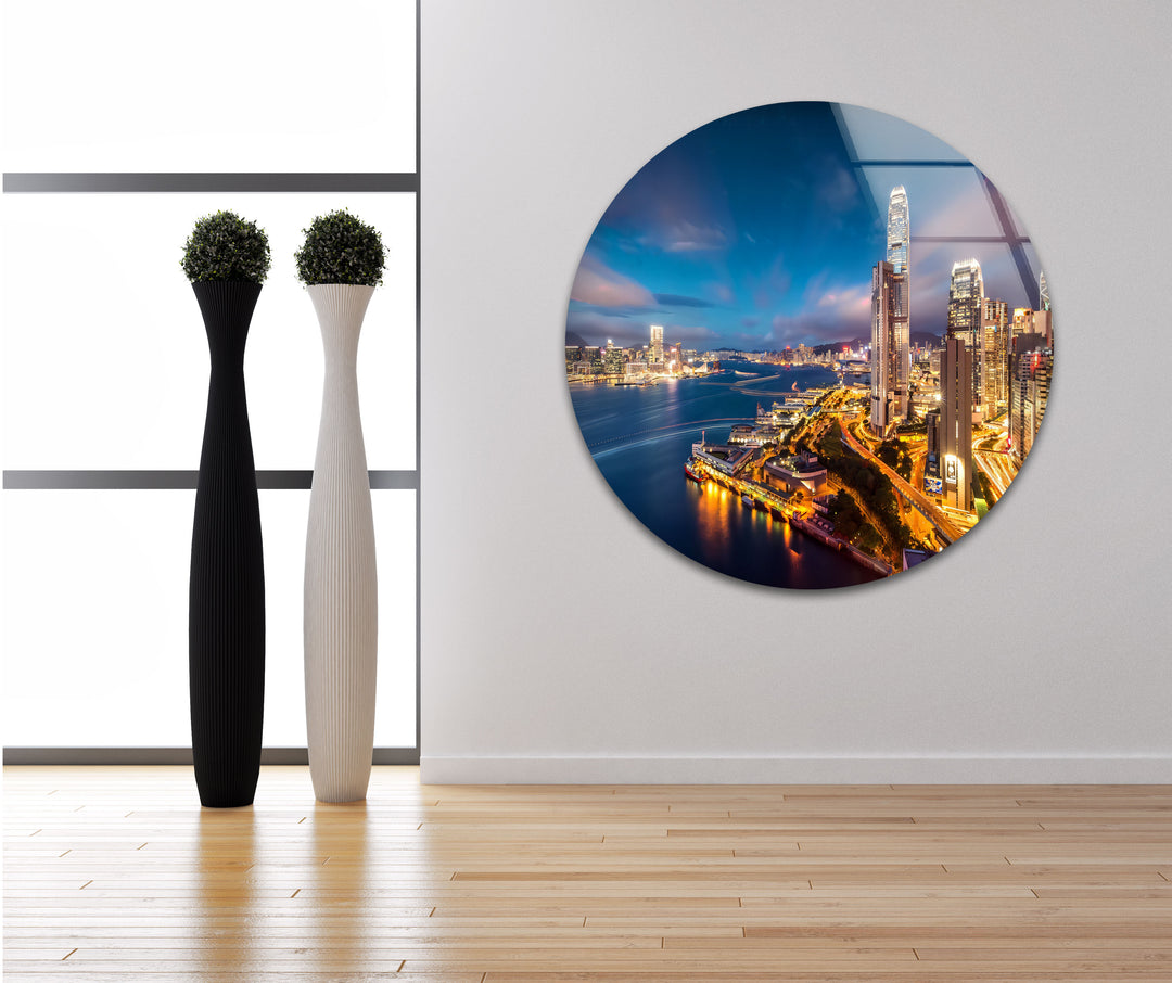 Glaswandkunst mit Skyline von Hongkong – Beleuchtete Stadtlandschaft bei Nacht