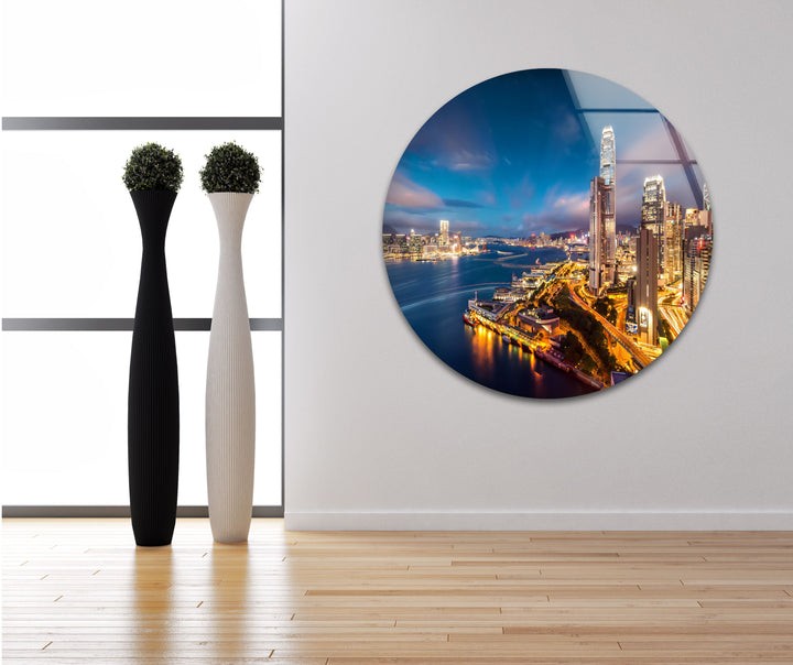 Glaswandkunst mit Skyline von Hongkong – Beleuchtete Stadtlandschaft bei Nacht