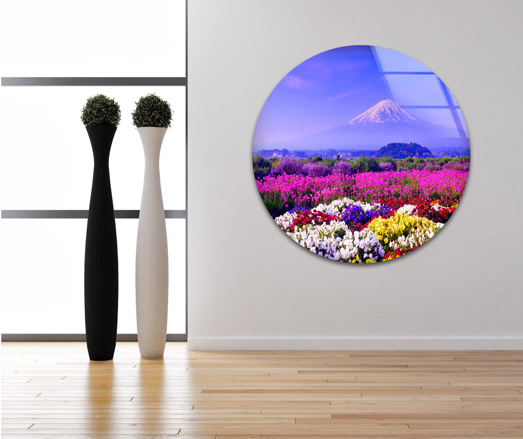 Glaswandkunst mit dem Fuji und dem Blumenfeld – Majestätischer Blick auf Japans ikonische Berge und blühende Landschaft