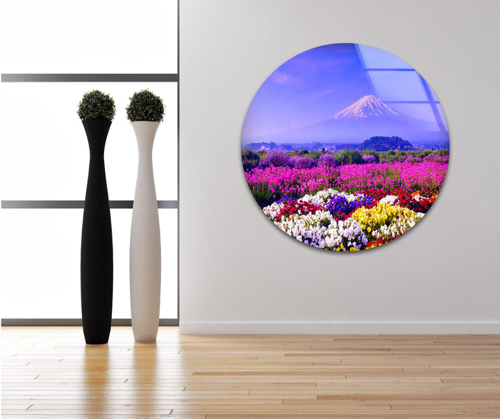 Glaswandkunst mit dem Fuji und dem Blumenfeld – Majestätischer Blick auf Japans ikonische Berge und blühende Landschaft