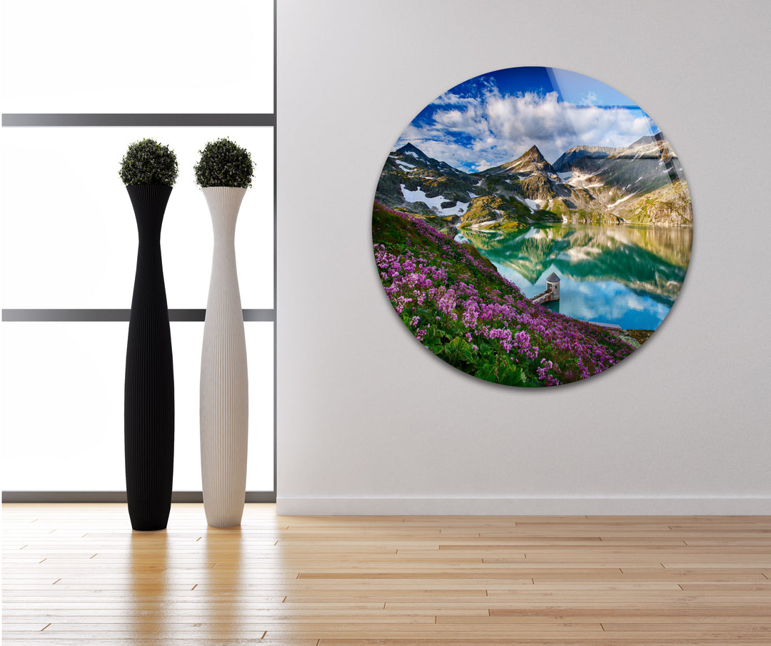 Norwegischer Fjord – Glaswandkunst – Majestätischer Berg mit blühenden Blumen