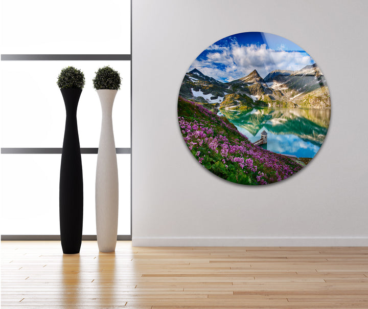 Norwegischer Fjord – Glaswandkunst – Majestätischer Berg mit blühenden Blumen