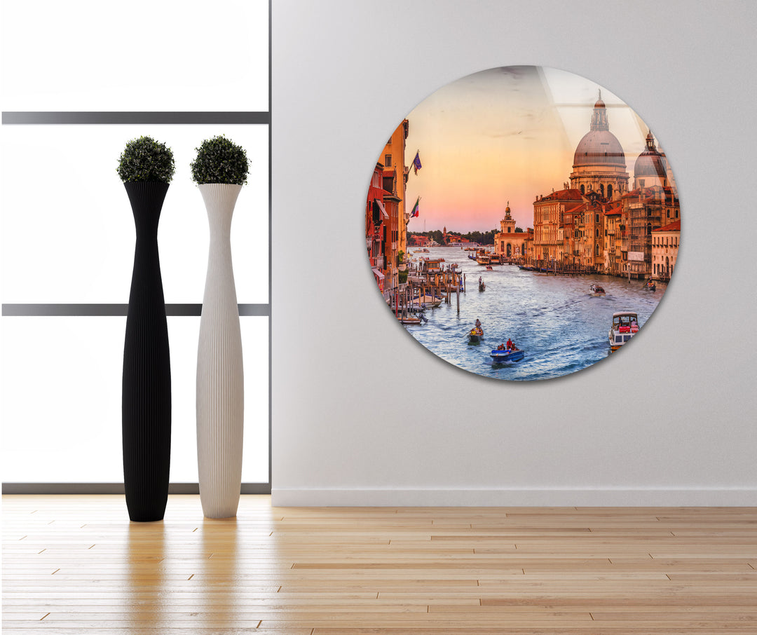 Glaswandkunst am Kanal von Venedig – Ikonischer Blick auf den Canal Grande bei Sonnenuntergang mit Booten