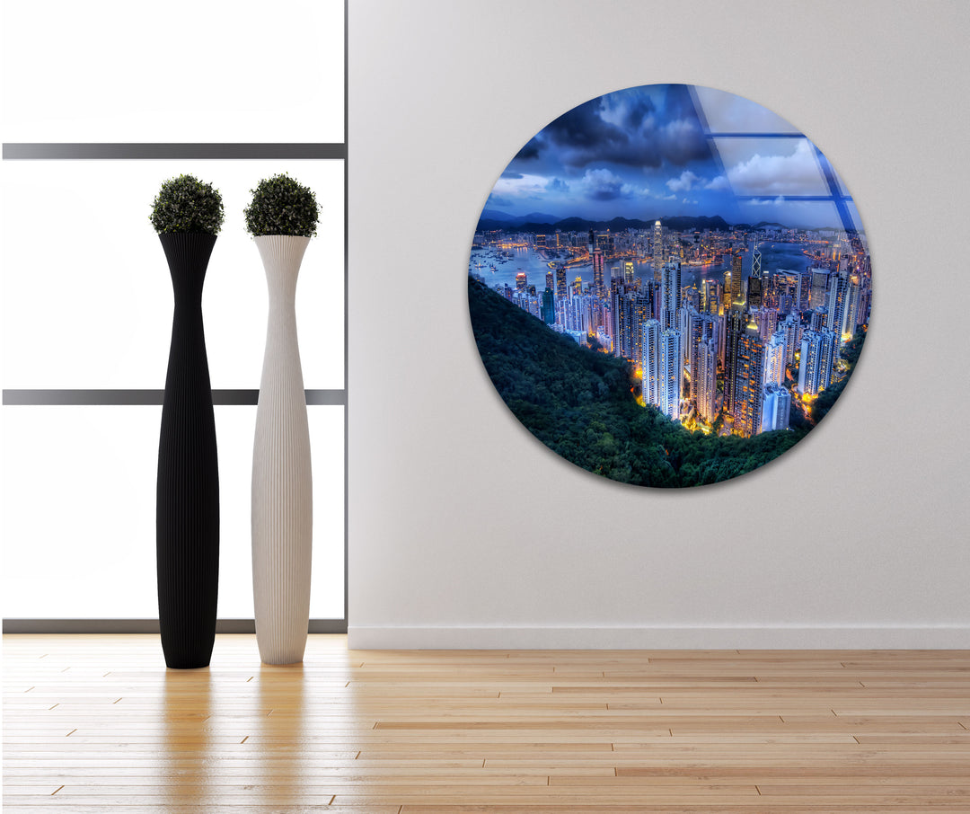 Glaswandkunst mit Skyline von Hongkong – Atemberaubender Blick auf die Lichter der Stadt und den Hafen in der Abenddämmerung