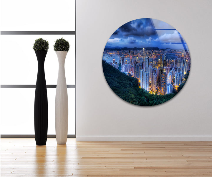 Glaswandkunst mit Skyline von Hongkong – Atemberaubender Blick auf die Lichter der Stadt und den Hafen in der Abenddämmerung