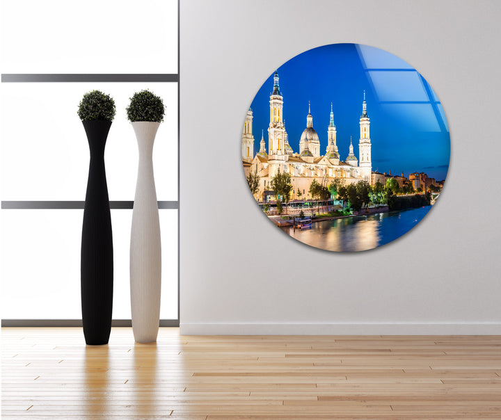 Glaswandkunst der Basilica del Pilar – Atemberaubender Nachtblick auf Saragossas Wahrzeichen