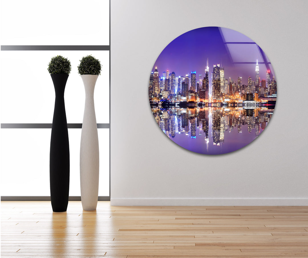 Glaswandkunst mit Skyline von New York City – Kultige Skyline von Manhattan mit atemberaubender Spiegelung am Wasser