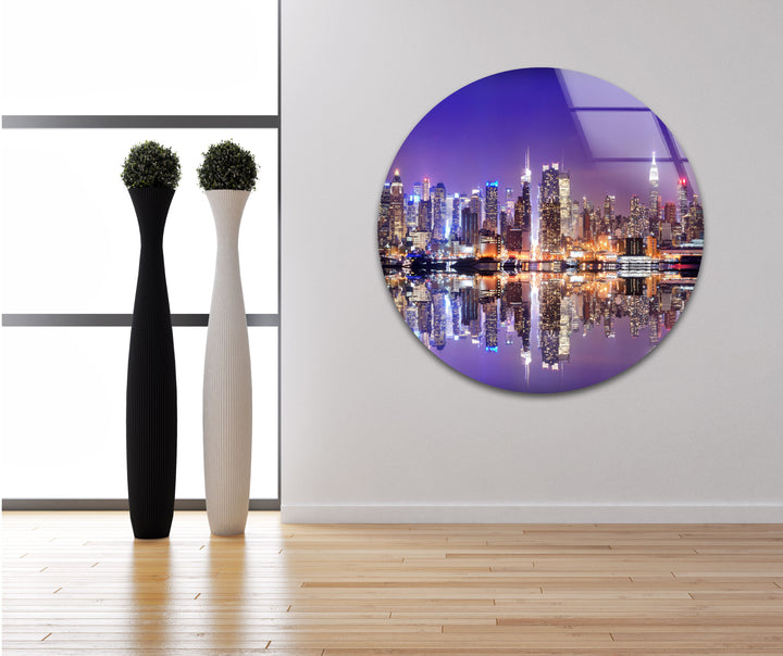 Glaswandkunst mit Skyline von New York City – Kultige Skyline von Manhattan mit atemberaubender Spiegelung am Wasser