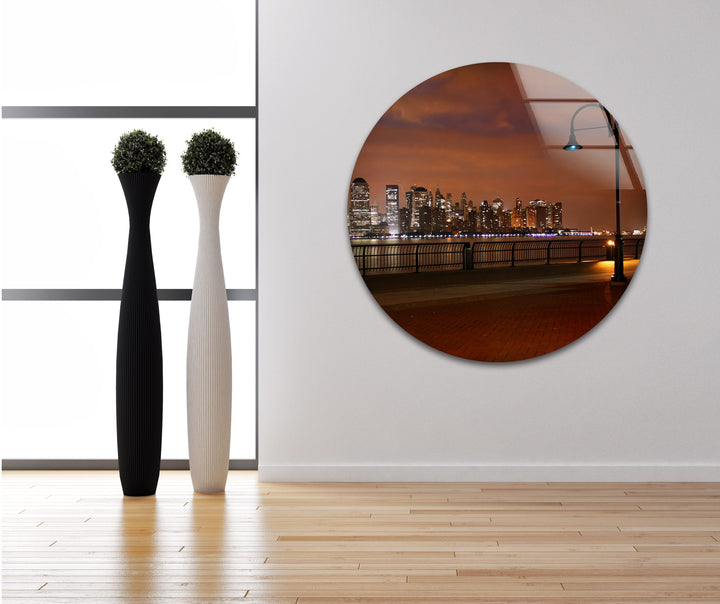 New York City Glaswandkunst – Skyline bei Nacht vom Hafen aus