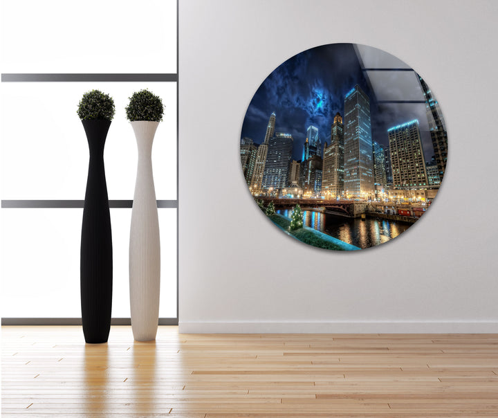 Glaswandkunst mit der Skyline von Chicago – Majestätischer Blick auf Chicagos berühmten Fluss und die Wolkenkratzer bei Nacht