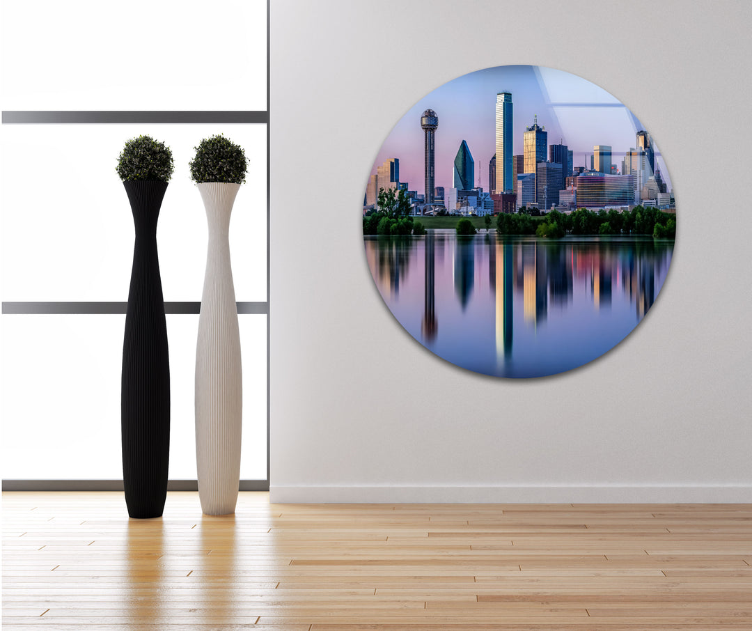 Glaswandkunst mit Skyline von Dallas – Stadtreflexionen auf dem Wasser
