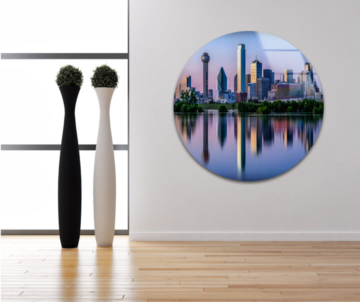 Glaswandkunst mit Skyline von Dallas – Stadtreflexionen auf dem Wasser