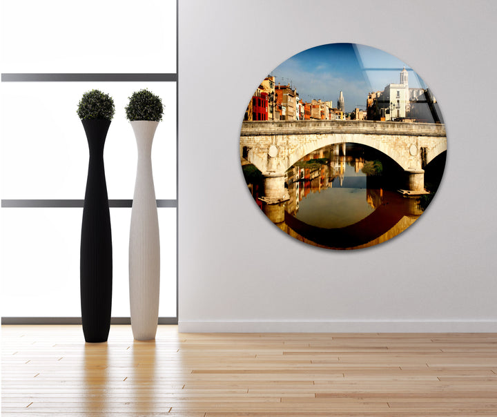 Glaswandkunst mit der Girona-Brücke – malerischer Blick auf die spanische Stadt mit Spiegelung im Fluss
