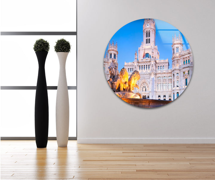 Madrider Glaswandkunst – Cibeles-Brunnen und Rathaus in der Dämmerung