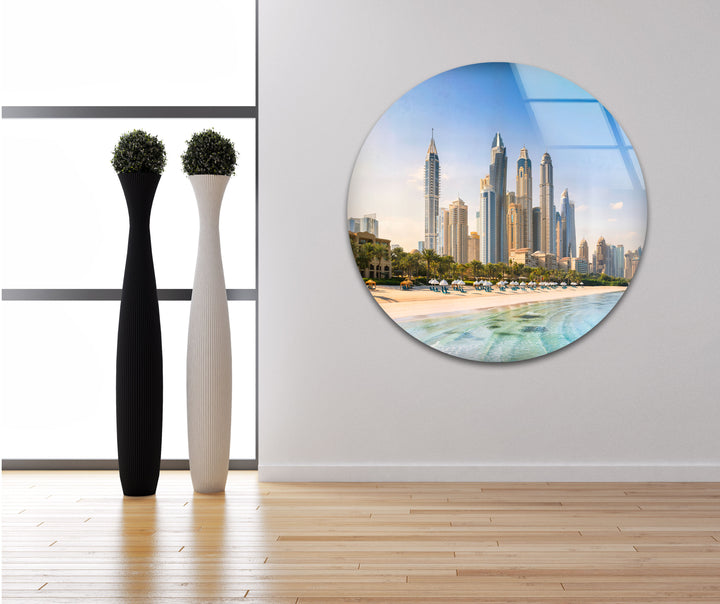 Glaswandkunst mit Skyline von Dubai – Blick auf die Stadt am Strand