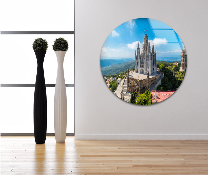 Glaswandkunst der Tibidabo-Kathedrale – Majestätischer Blick auf Barcelonas berühmten Berg und die Kirche