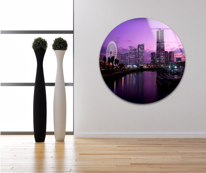 Glaswandkunst mit der Skyline von Yokohama – Atemberaubender Blick auf das Wasser mit Riesenrad bei Sonnenuntergang