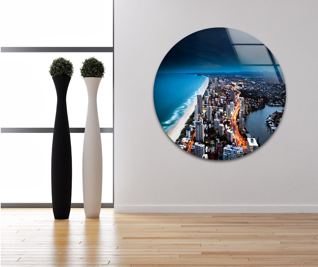 Glaswandkunst mit Skyline von Gold Coast – Majestätischer Blick auf die australische Küstenstadt bei Nacht