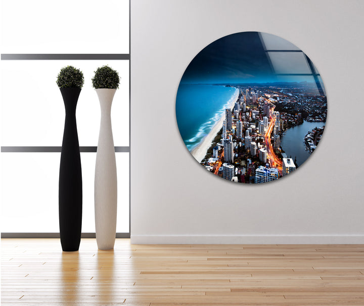 Glaswandkunst mit Skyline von Gold Coast – Majestätischer Blick auf die australische Küstenstadt bei Nacht