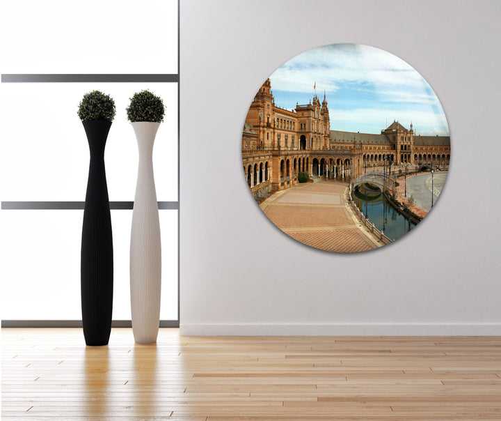 Glaswandkunst Plaza de España – Majestätisches spanisches Wahrzeichen mit malerischem Blick auf den Kanal