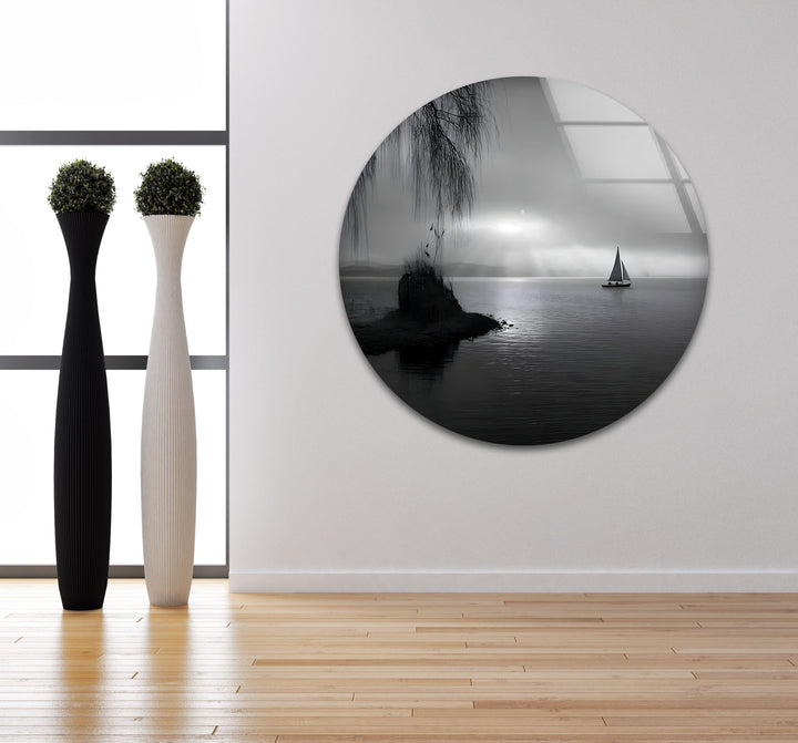 Ruhige Meereslandschaft – Schwarz-Weiß-Wandkunst mit Segelboot-Sonnenuntergang
