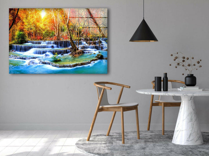Wasserfall im Herbstwald Glaswandkunst