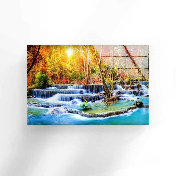 Wasserfall im Herbstwald Glaswandkunst