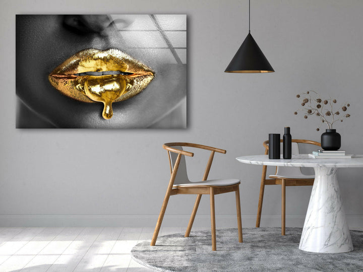 Schwarze Frau mit goldenen Lippen, Glaswandkunst