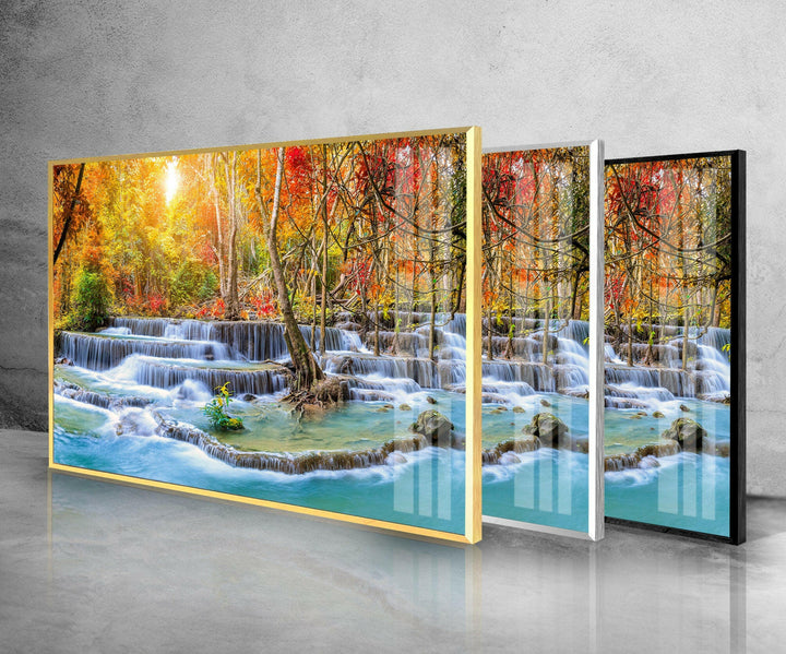 Wasserfall im Herbstwald Glaswandkunst