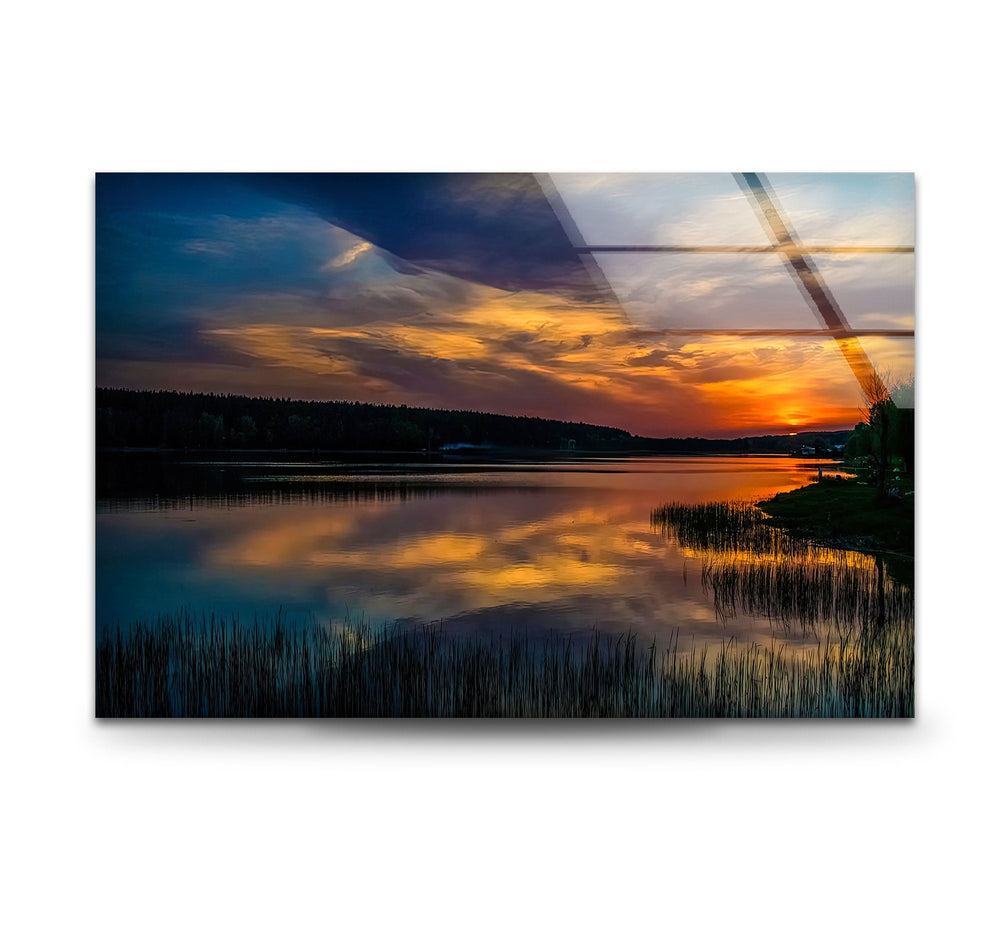 Golden Twilight Reflections on Glass: Bring the serenity of nature indoors with this stunning glass wall art. A reflection of golden light on peaceful waters, ideal for creating a peaceful atmosphere.

